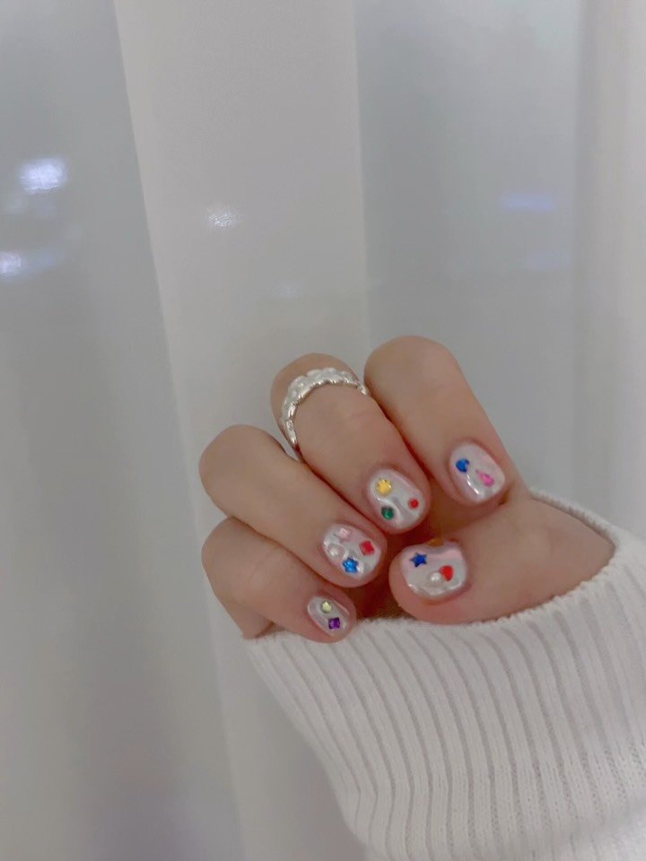 cheeu_salon 게시물 이미지: 쪼꼬미 손에 야무지게 스톤 넣기❤️💙💚🩷🤍

#핑크뮬리파우더 바르고 #알록달록스톤...