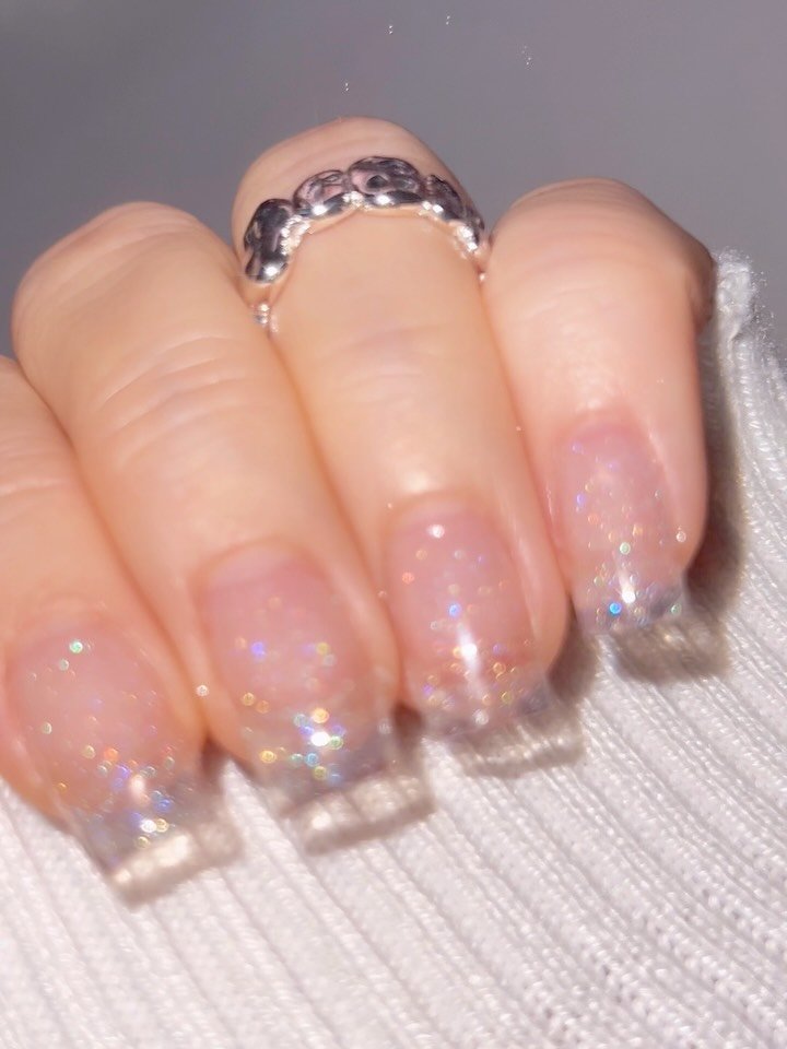 cheeu_salon 게시물 이미지: 아주 투명하게✨ 아주 얇게✨ 
반짝이는 연장젤✨

내 손톱이 얇을 때는 두꺼운...