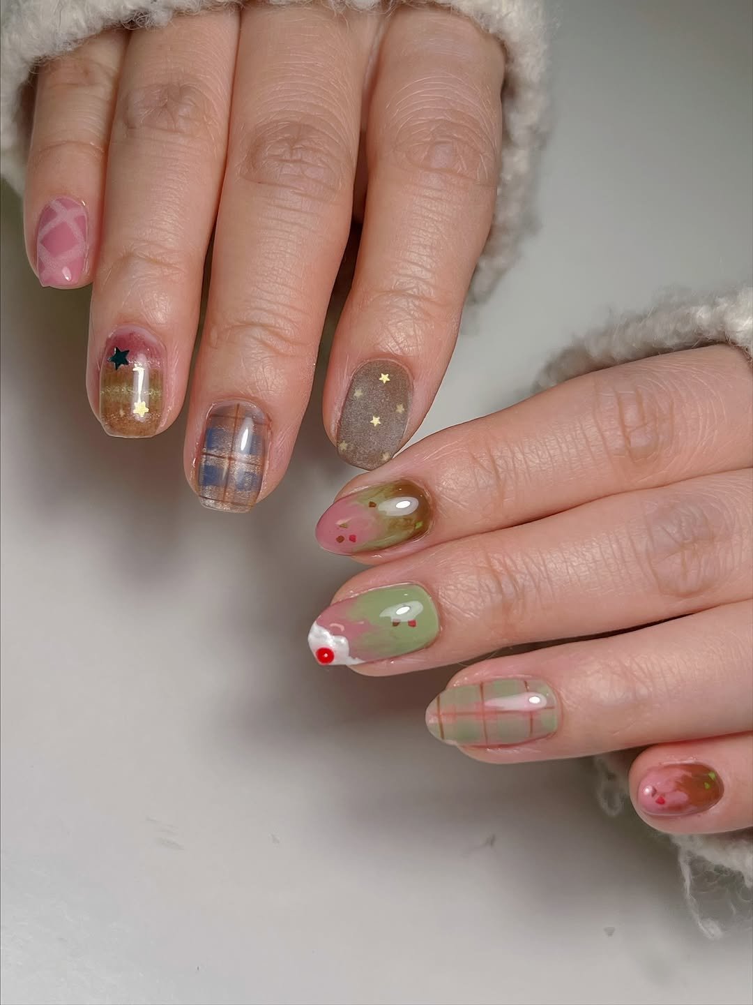 Photo by 치유백화점 대표💜네일재료 | 퍼스널컬러수강 | 네일수강 on November 15, 2025. May be an image of one or more people, fingernails and text.