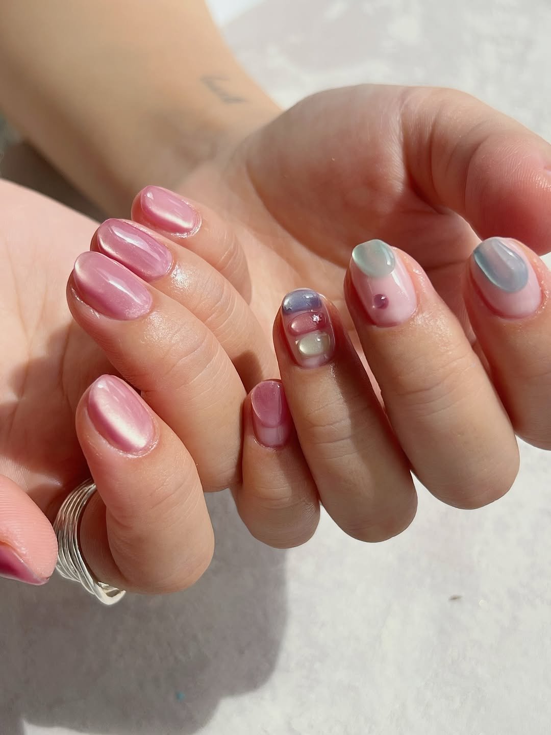 Photo by 치유백화점 대표💜네일재료 | 퍼스널컬러수강 | 네일수강 on September 28, 2025. May be an image of one or more people, fingernails and text.