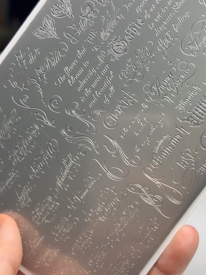 cheeu_salon 게시물 이미지: 핫한 거 치유에 다있다✨
필기체 플레이트도 인기몰이 중🫶🏻

#플레이트네일 #타투네일 #치유백화점