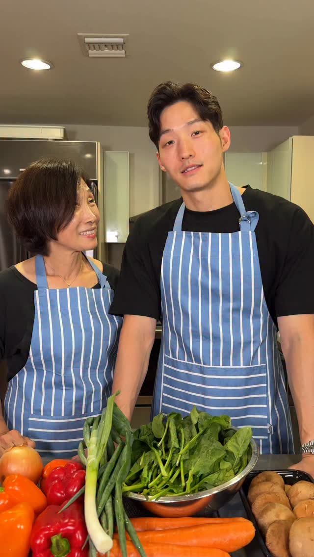 chefboylee 게시물 이미지: Making Japchae With My Mom