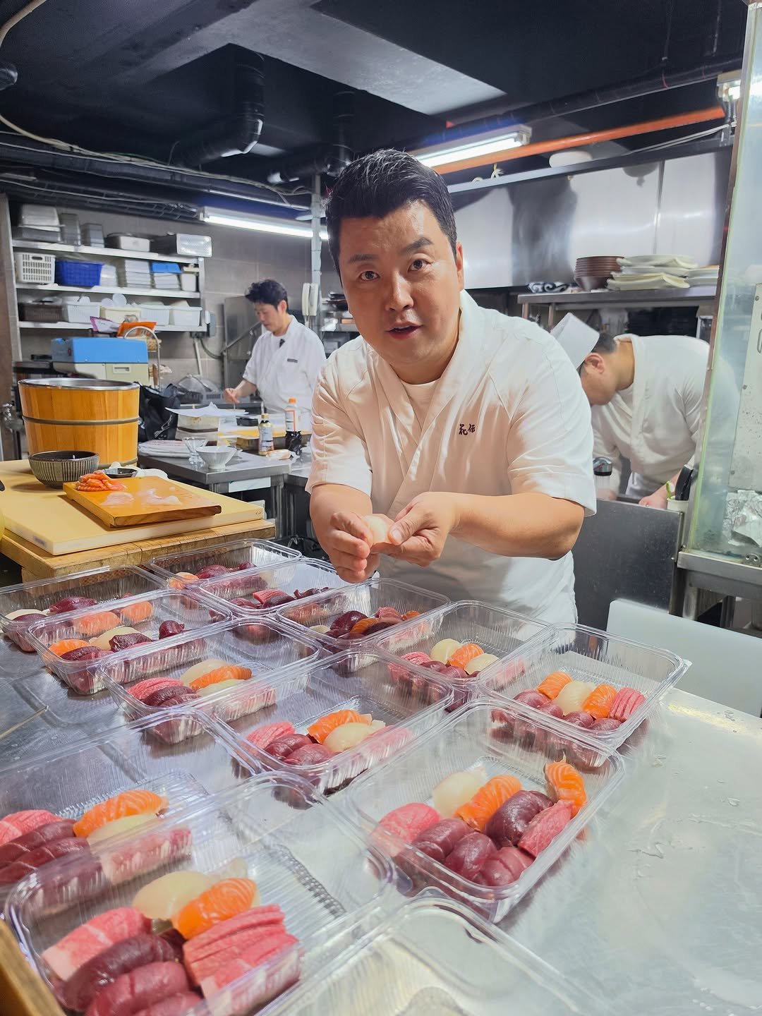 chefsamkim 게시물 이미지: 퇴근 준비 하는데… 직접 초밥 만들어 보내주는 동네 형!...