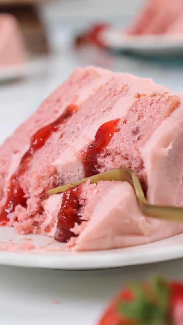 chelsweets 게시물 이미지: Double (or triple??) Strawberry Cake 🍓🍓🍓 I...