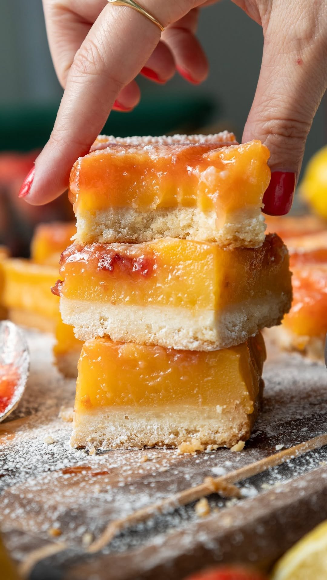 chelsweets 게시물 이미지: Strawberry Swirled Lemon Bars 🍓🍋 Every bite is...