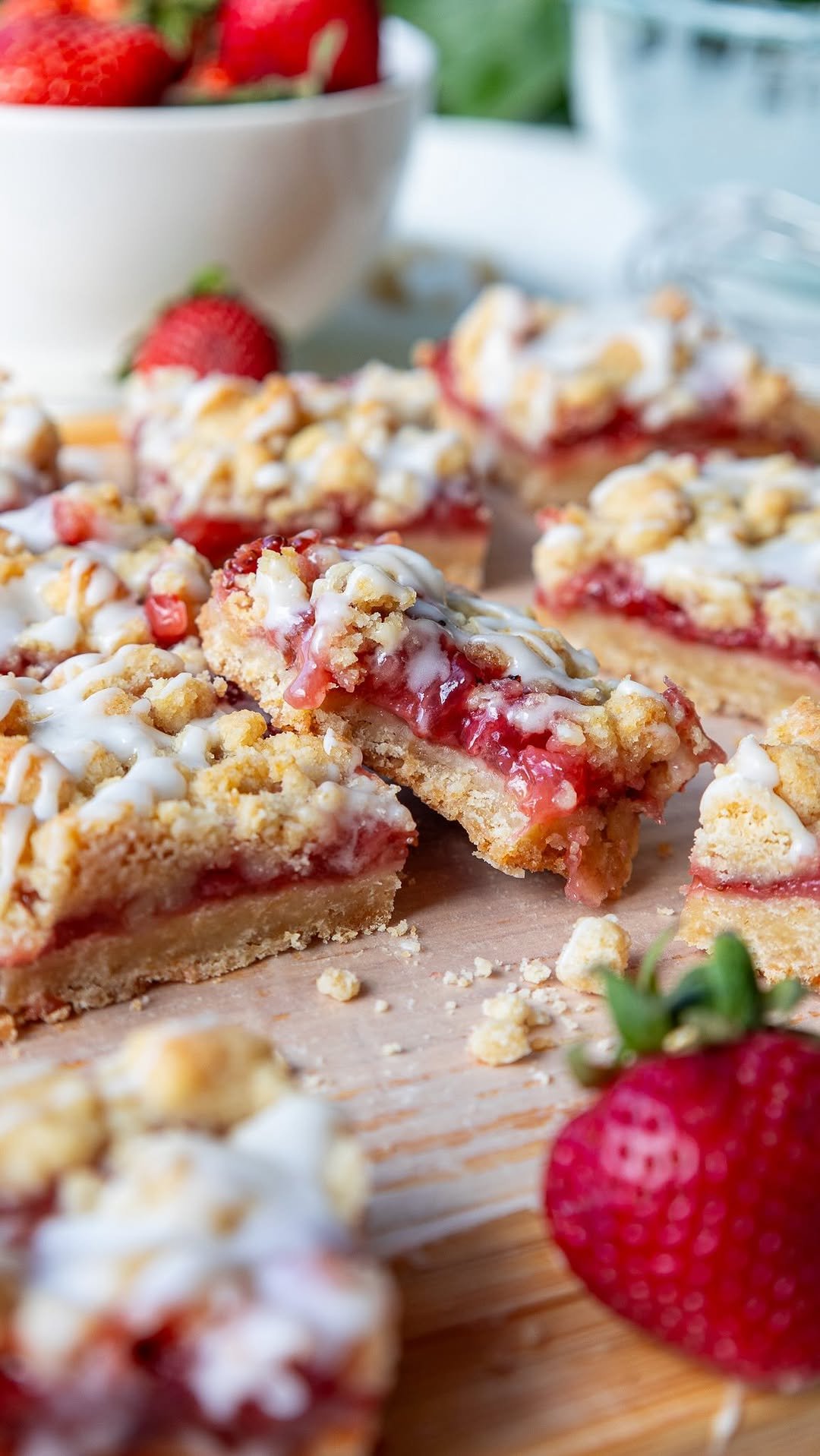chelsweets 게시물 이미지: Gooey Strawberry Crumble Bars 🍓 The buttery...