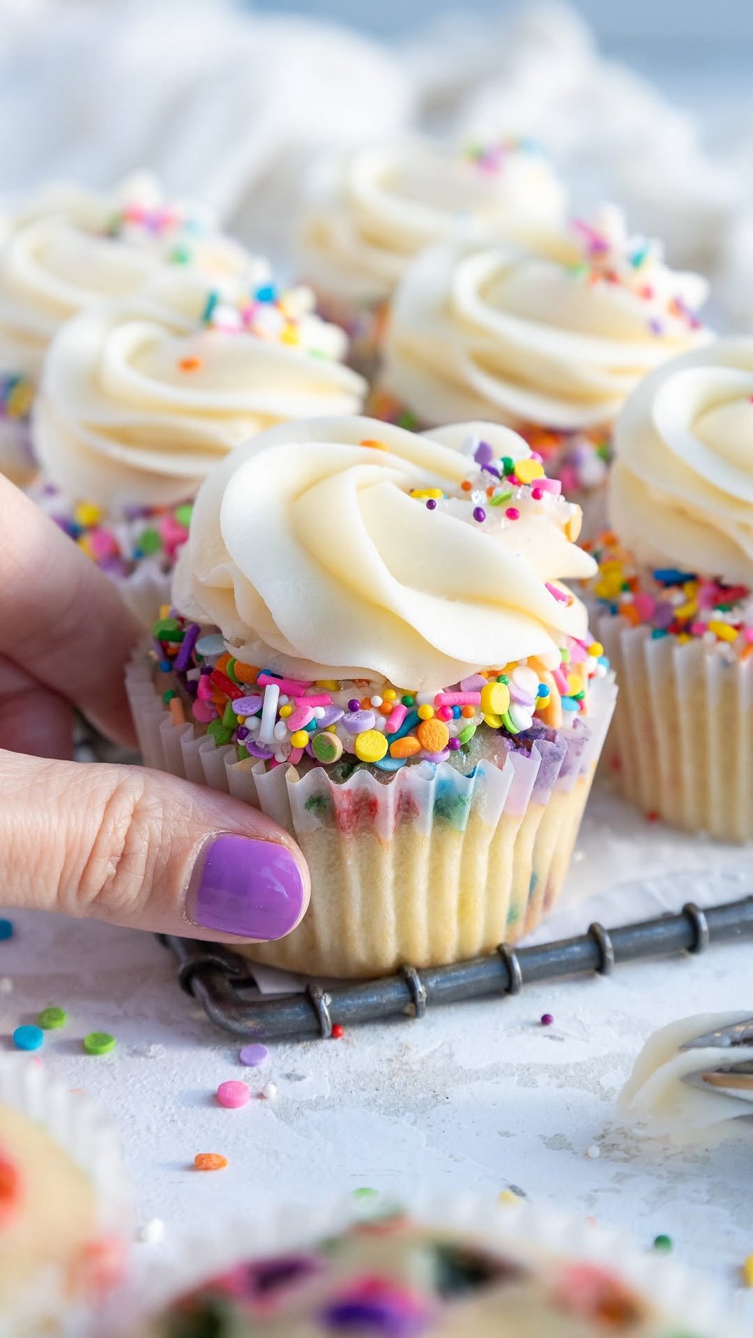 chelsweets 게시물 이미지: Funfetti Cupcakes 🎉 They bake up so tender and...