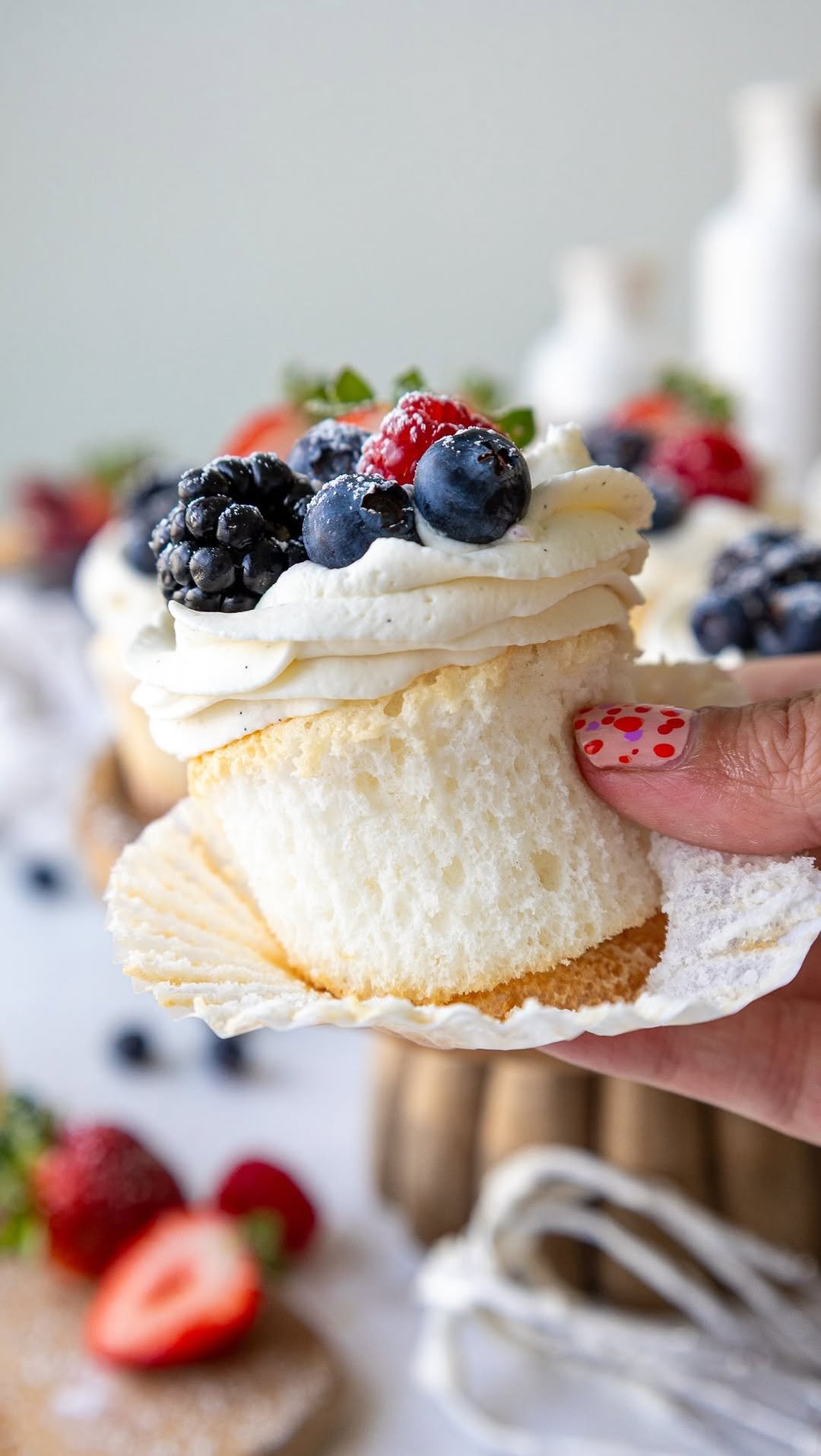 chelsweets 게시물 이미지: Angel food cake cupcakes 😋🍓🫐 All the fun of a...