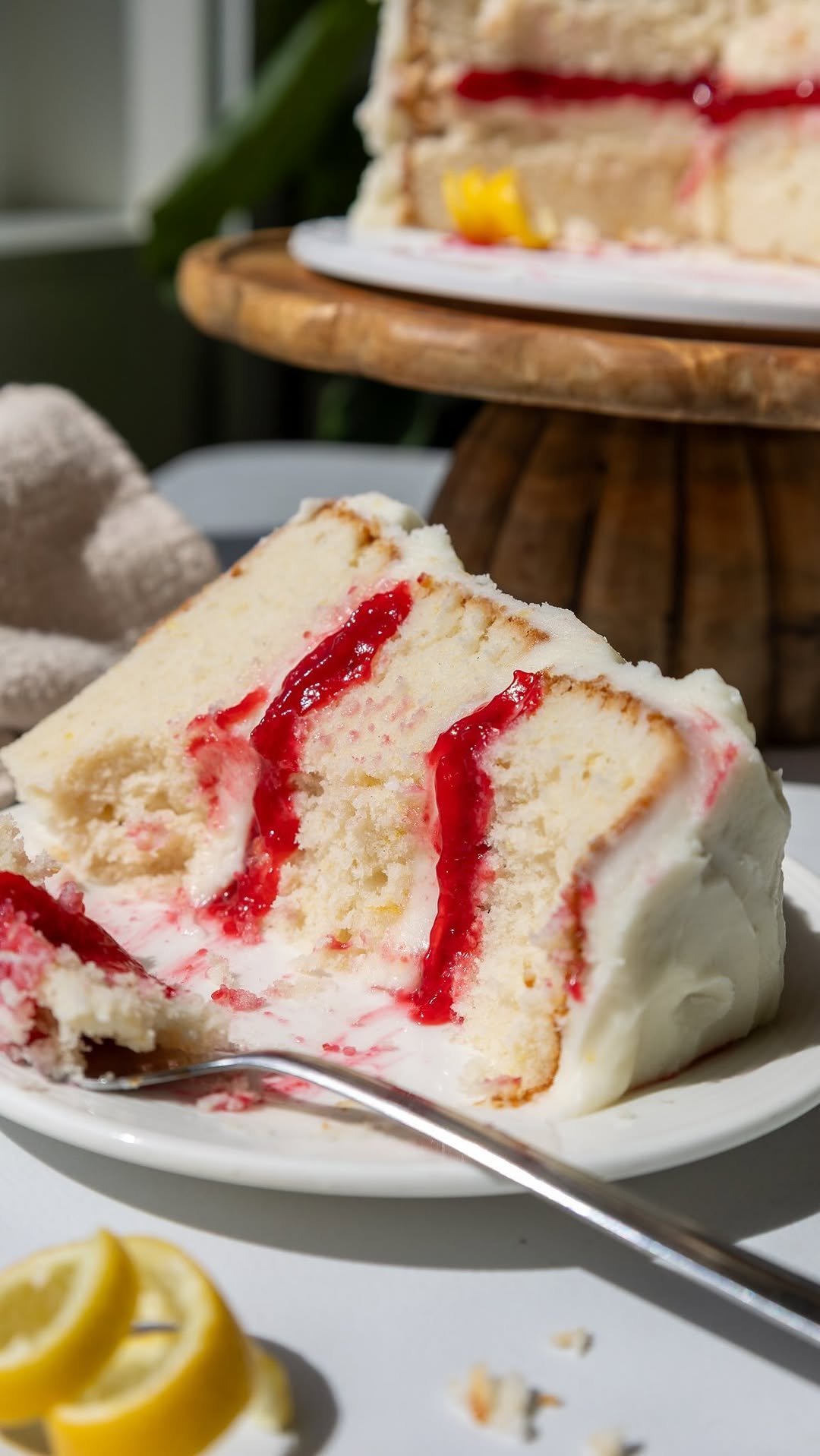 chelsweets 게시물 이미지: Lemon Raspberry Cake 🍋❤️ The layers are so...