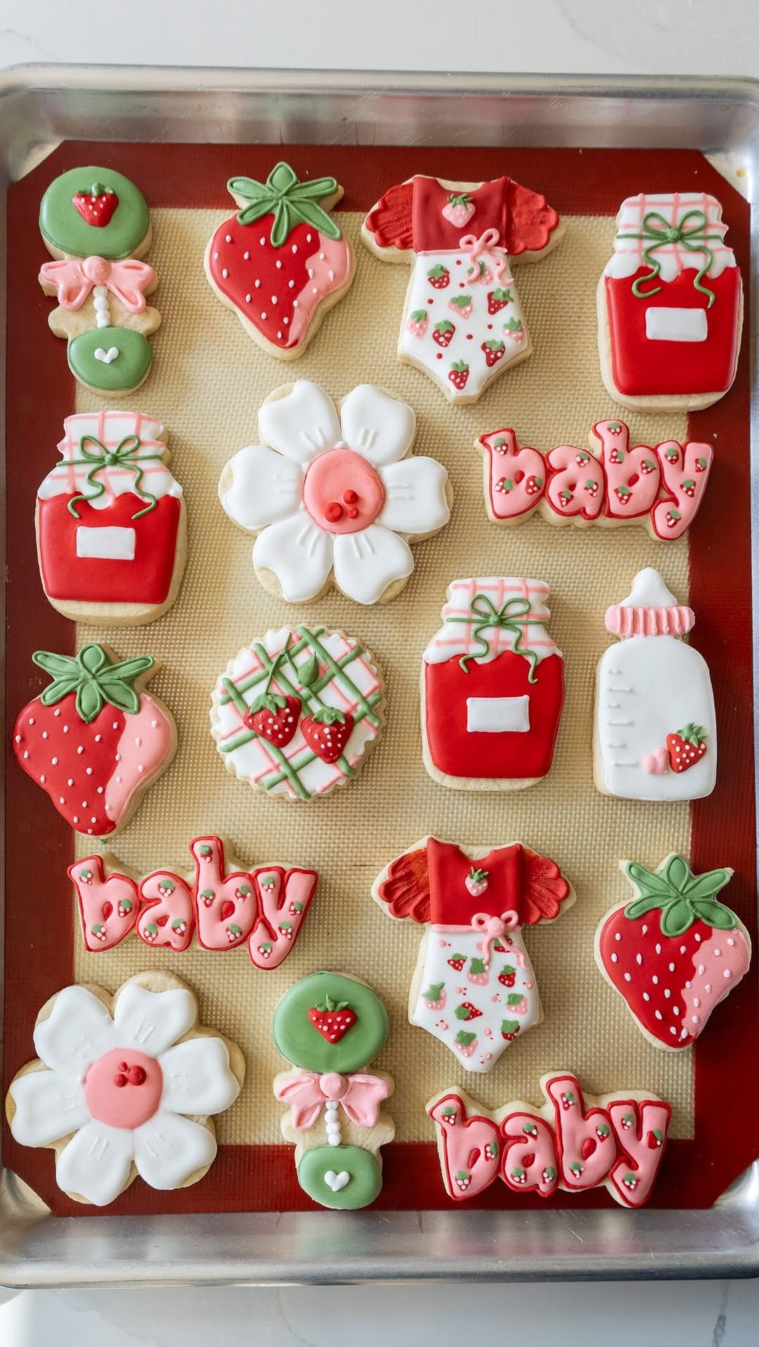 chelsweets 게시물 이미지: My strawberry-themed baby shower cookies...