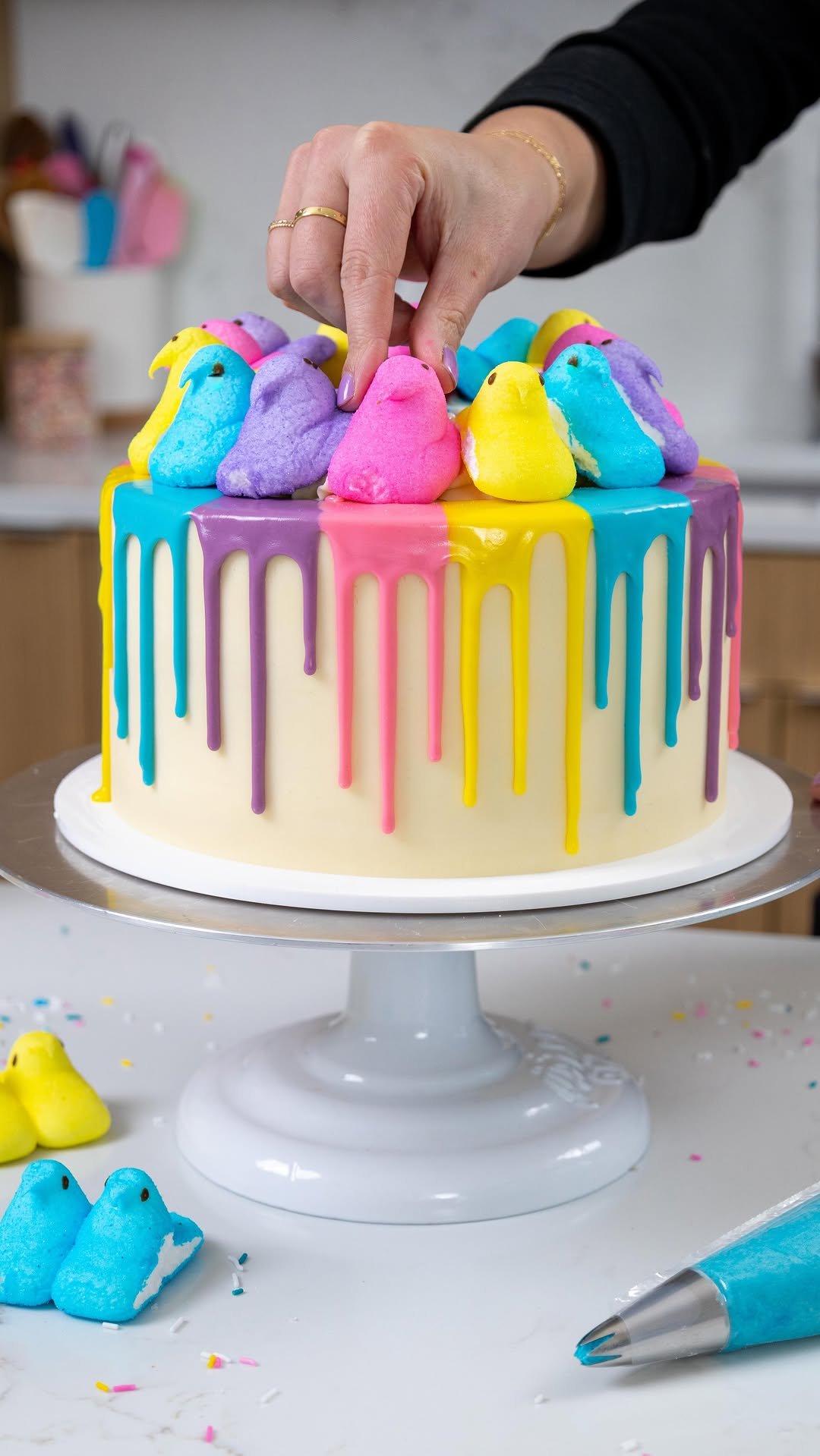 chelsweets 게시물 이미지: Peeps Cake 🩵💜🩷💛 The recipe is linked in my bio...