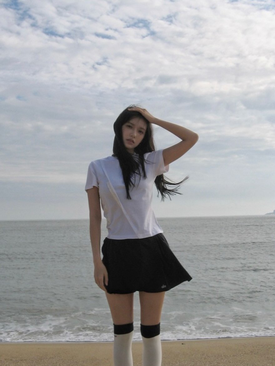 Photo by 성소 程潇 Chengxiao on December 22, 2025. May be an image of miniskirt, shorts and beach.