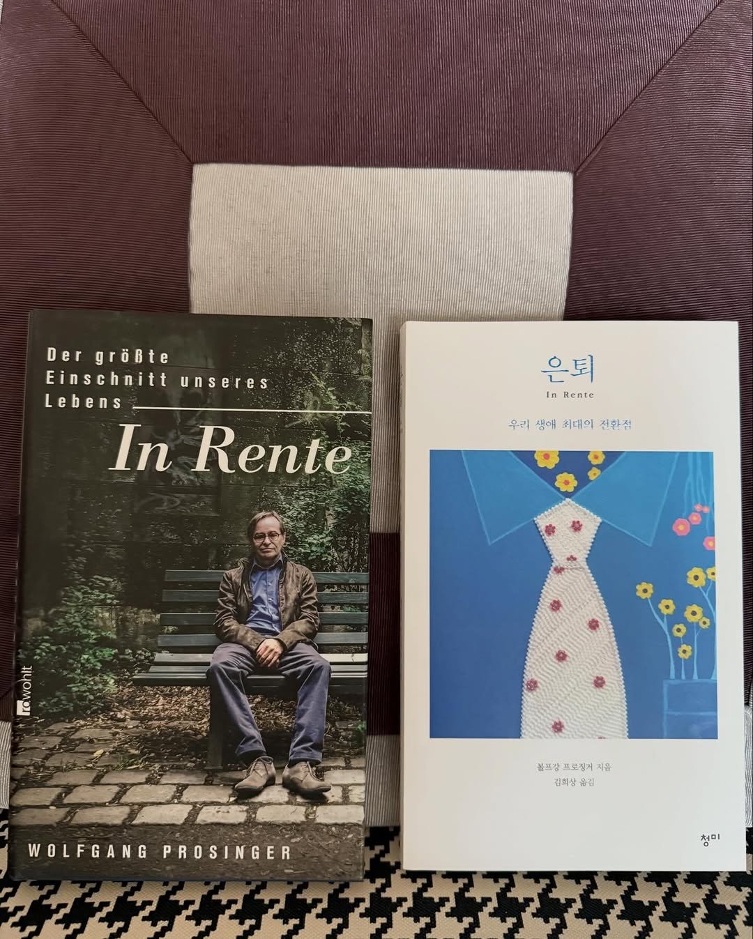 Photo by 청미출판사 on April 17, 2026. May be an image of book and text that says 'Der DergröBte größte Einschnitt unseres Lebens Ι Rente 은퇴 으토 In Rente Rente 우리생매리네어진환점 우리 생애 치대의 전환점 ลอ 월프장 요로정거 성프감프르집거지 지음 김화상 옮김 WOLFGANG WOLFGANGPROSINGER PROSINGER 청미'.