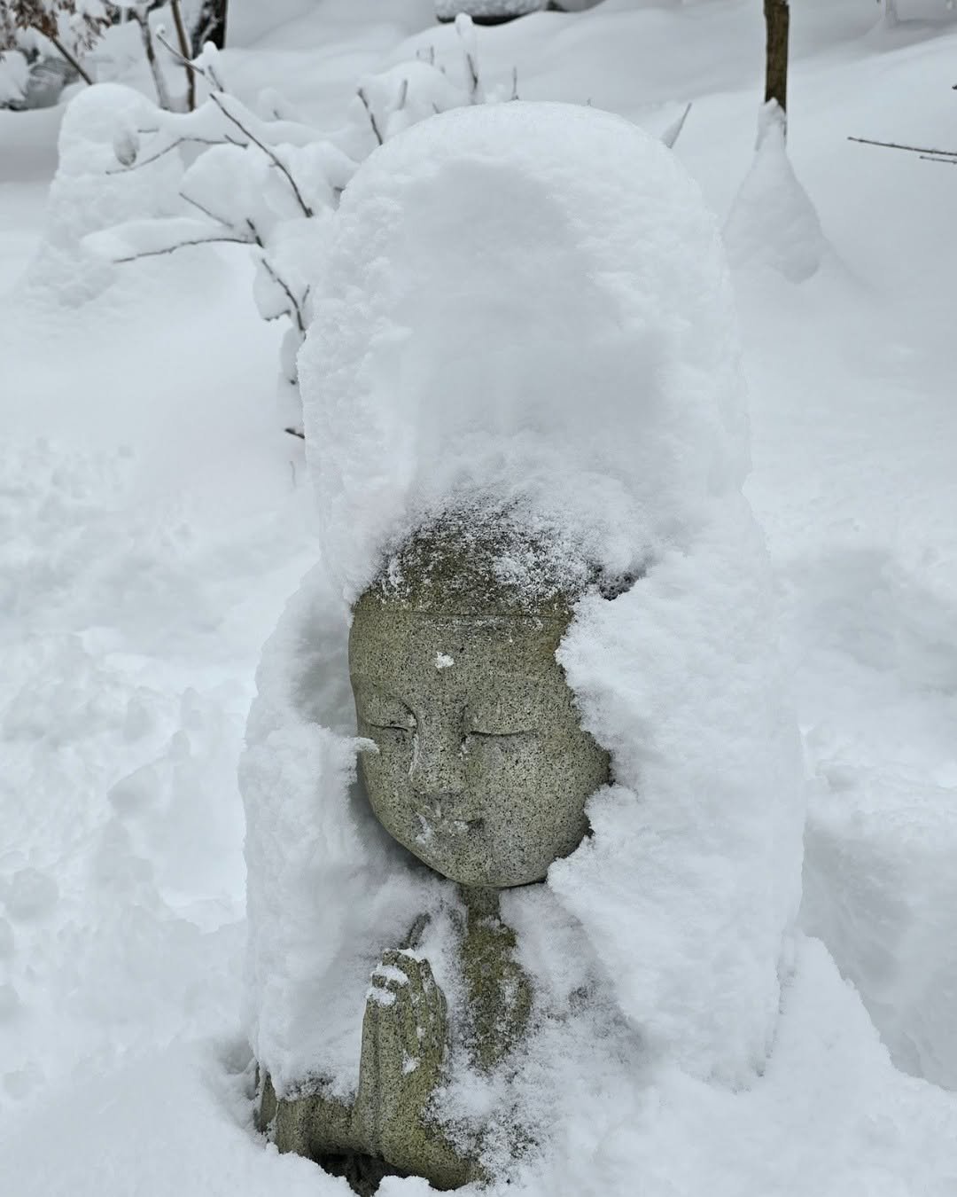 Photo by 청리움 CHEONGRIUM on January 12, 2026. May be an image of grave stone, snowman, arctic, snow and text.