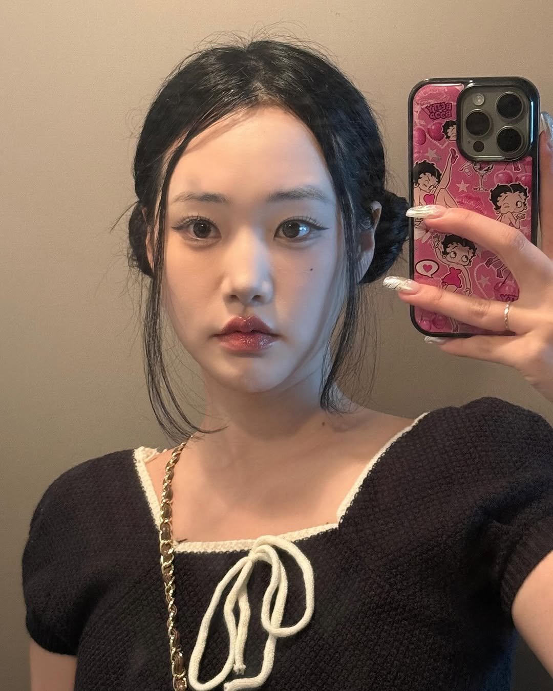 Photo shared by 지하니🍒💛 on June 15, 2025 tagging @hairdoubly___sun. May be a selfie of one or more people, braids, makeup, phone and text.