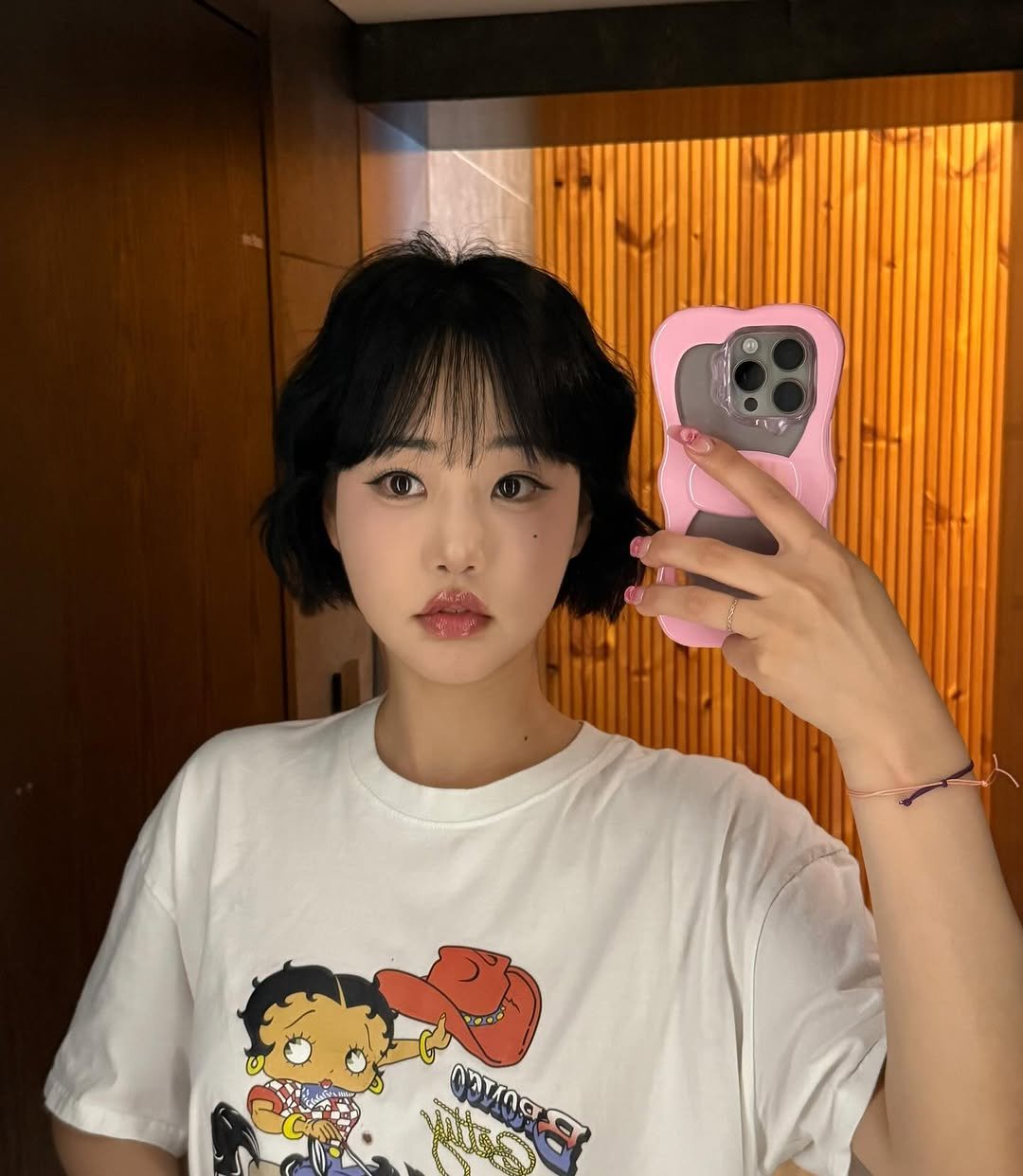 Photo by 지하니🍒💛 on July 01, 2025. May be a selfie of 1 person, bangs, phone, top, mirror and text.