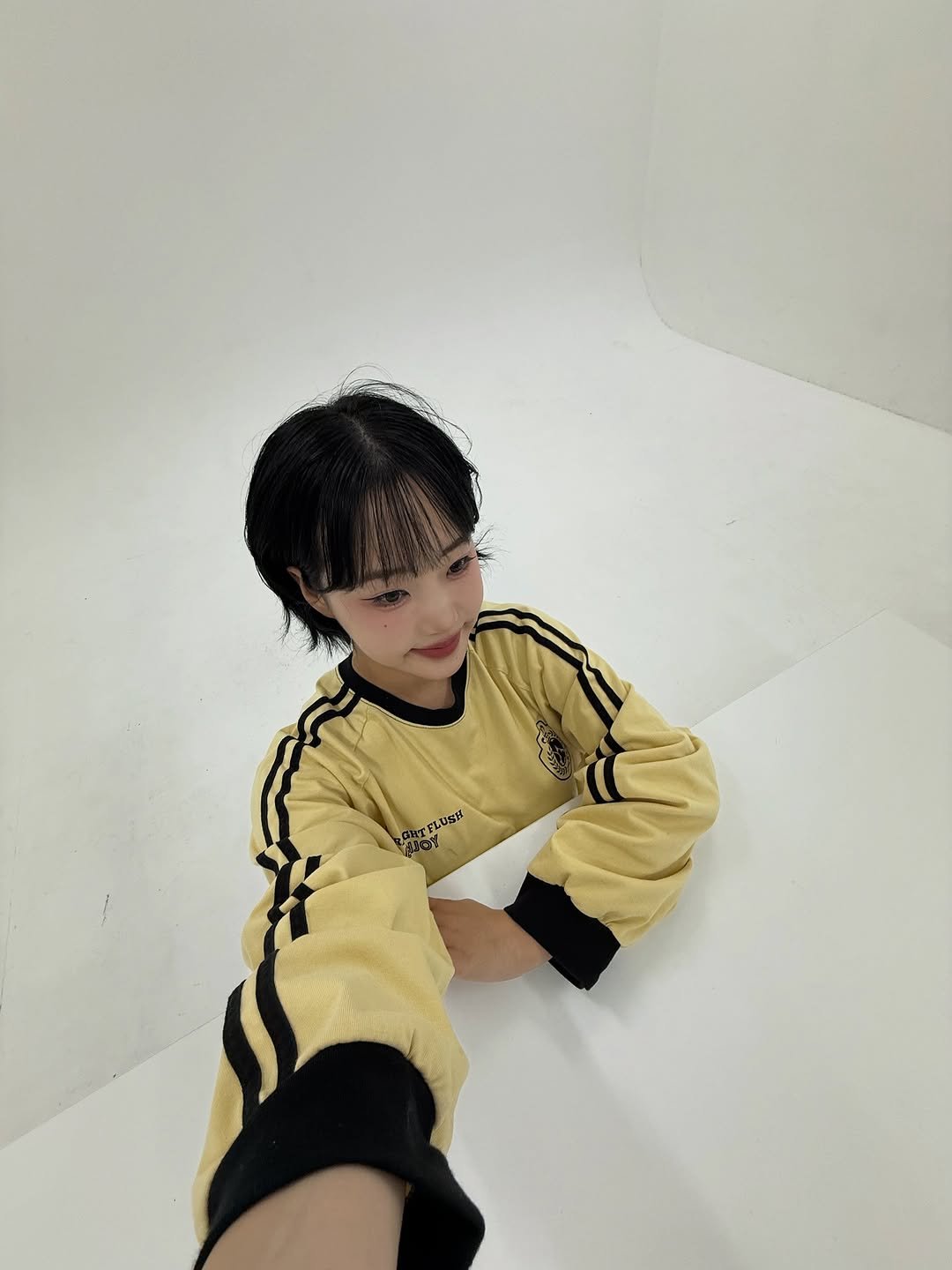 Photo by 지하니🍒💛 on September 20, 2025. May be a selfie of 1 person, hair, top and text.