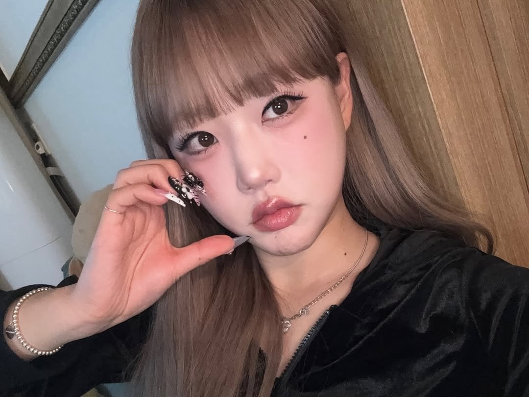 Photo by 지하니🍒💛 on December 29, 2025. May be a closeup of one or more people, hair, makeup and text.