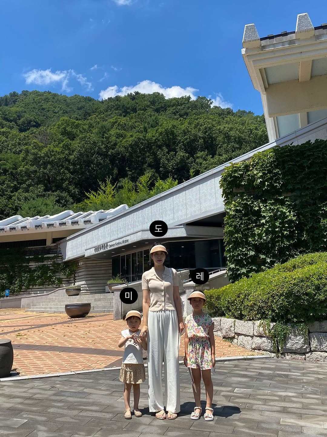 Photo by 체리밀🍒 on July 26, 2025. May be an image of 3 people, sundress and text.