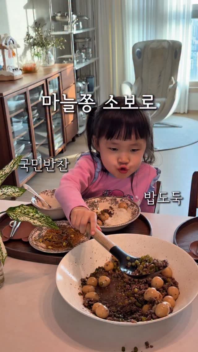 cherry_meal 게시물 이미지: 마늘쫑 소고기 소보로🤎
드디어 1년을 기다려 온 햇 마늘쫑이 나왔어요
중국산 볼 때...