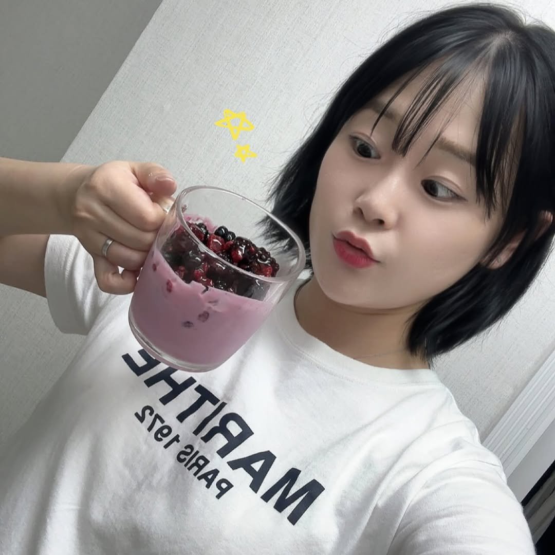Photo shared by 체리쥬 on July 18, 2025 tagging @labnosh_. May be an image of 1 person, strawberry, blueberries, pomegranate, pie, smoothie and text.