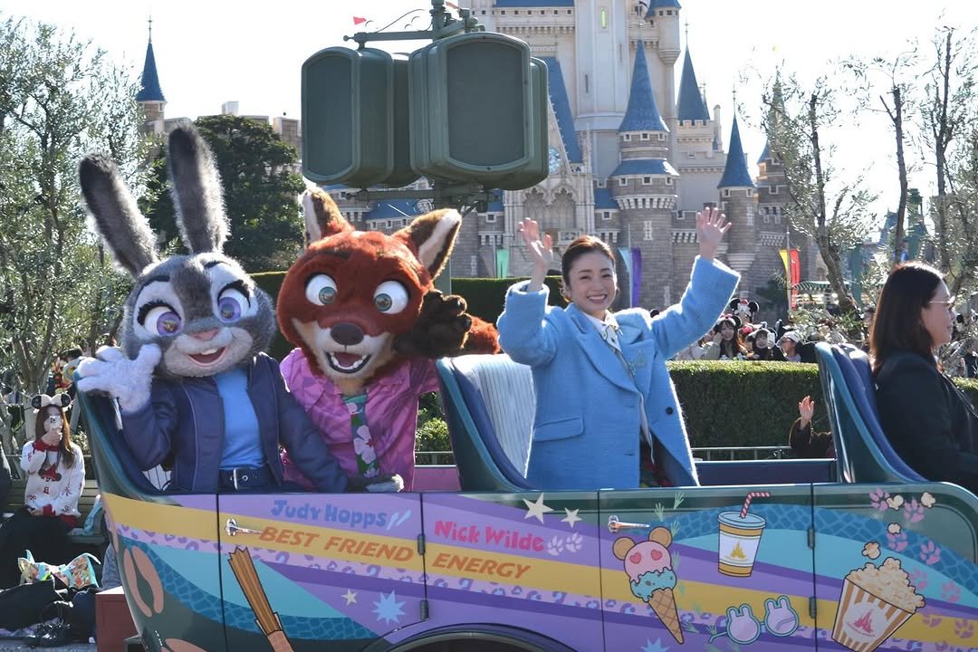 Photo shared by 千葉日報 on December 05, 2025 tagging @tokyodisneyresort_official. May be an image of Minnie Mouse and text that says 'ပတ FBEST BESTFRI Hopps// FRIEND JudyHopps// Nick Wilde NickWilde 必密 00၅ ENERGY'.