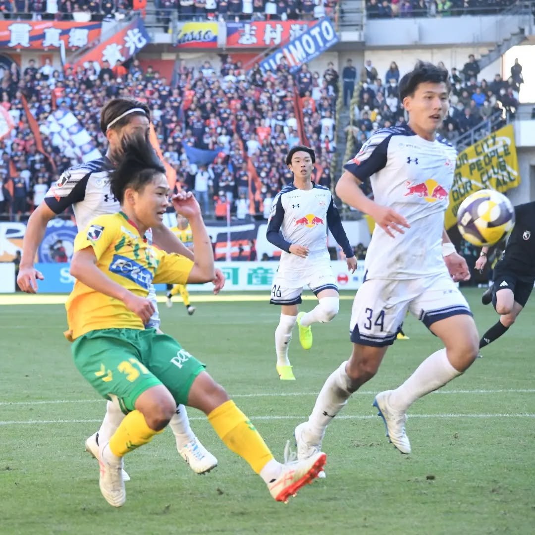 Photo by 千葉日報 on December 08, 2025. May be an image of soccer, football, stadium and text that says 'MAG ま村 ΧεΜΟτΟ 村 USIMOTO ነቱ Re21 可産 Dei 34'.