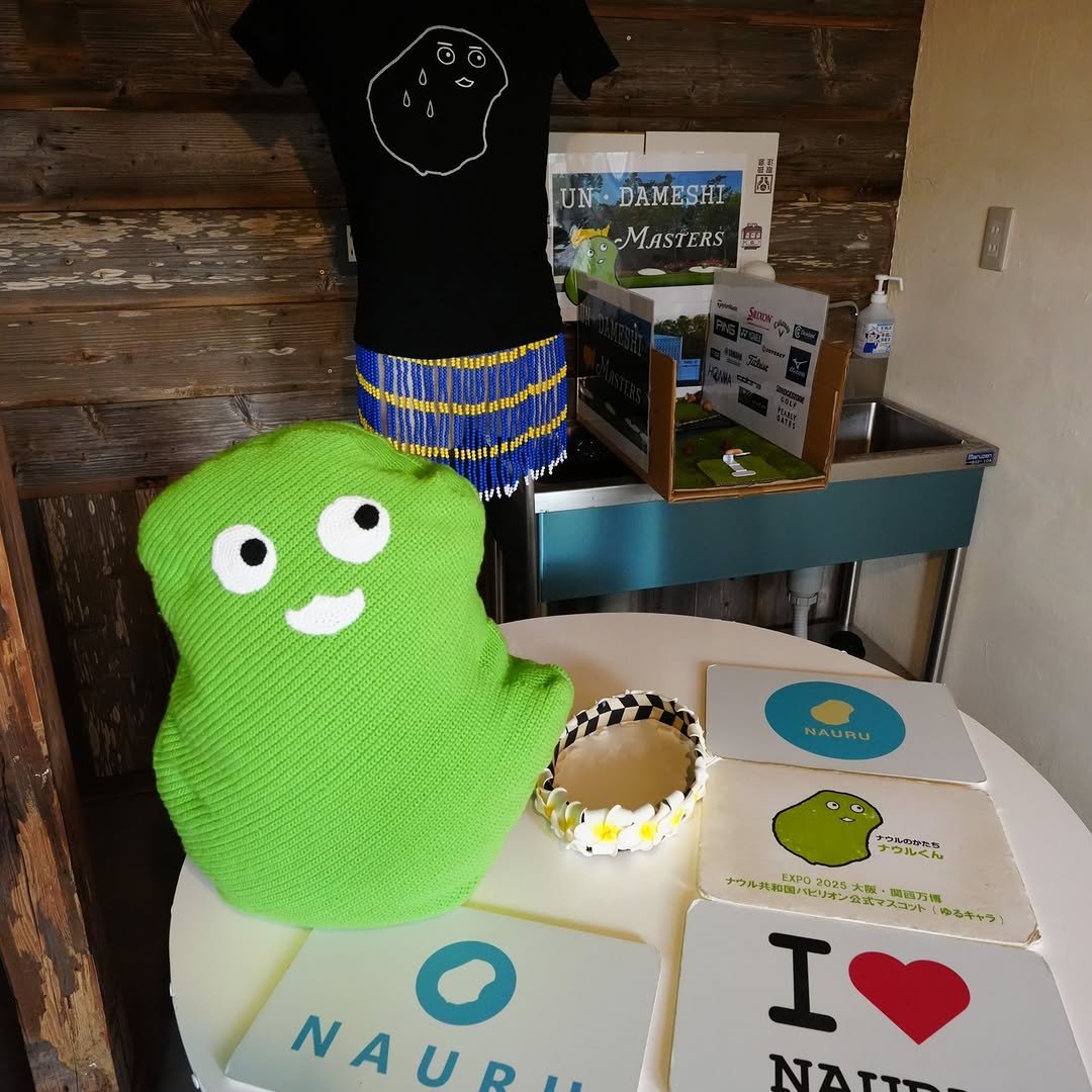 Photo by 千葉日報 on October 27, 2025. May be an image of diaper, beanbag chair, glasses and knit.