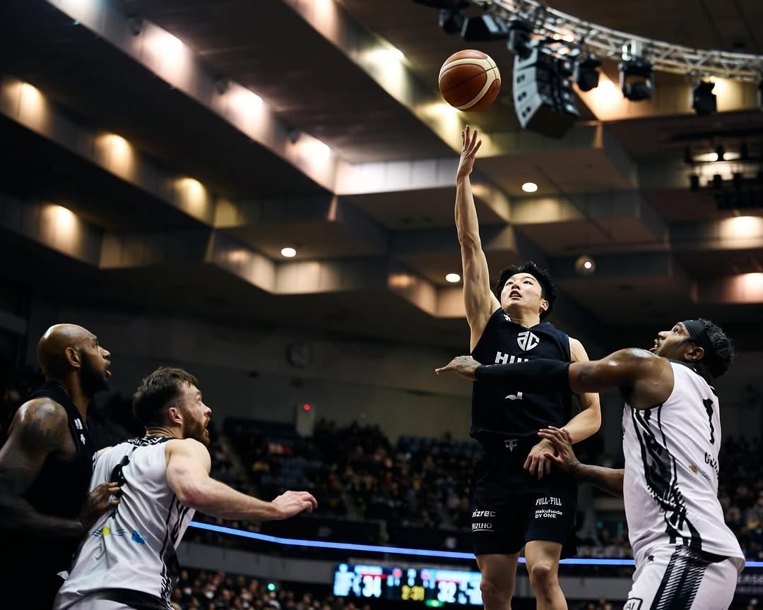 Photo shared by 千葉日報 on January 05, 2026 tagging @altirichiba_official. May be an image of basketball, backboard, basketball court and text.