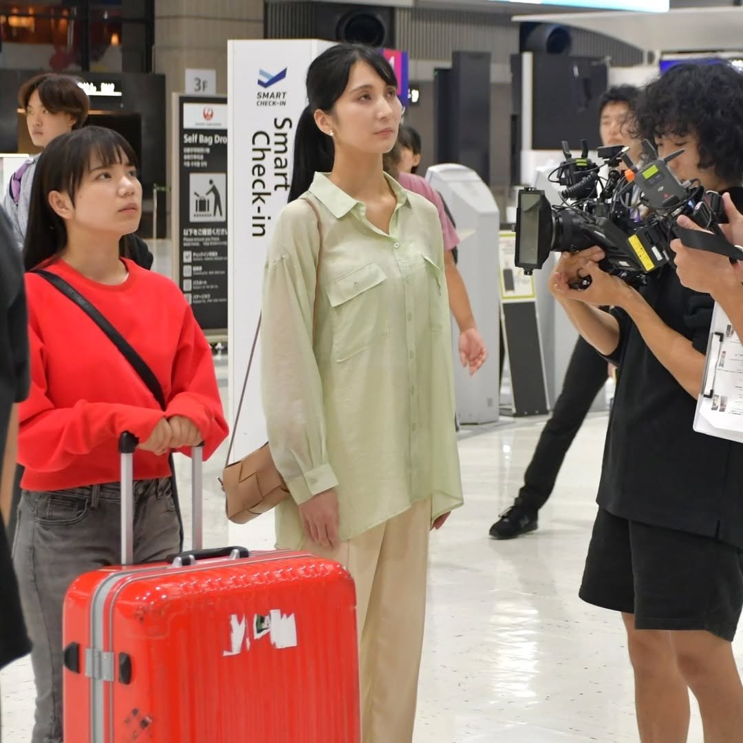 Photo by 千葉日報 on October 29, 2025. May be an image of one or more people, suitcase, luggage and terminal.