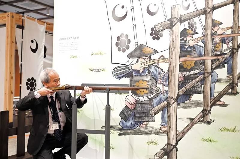 Photo by 千葉日報 on November 10, 2025. May be an image of artillery and text.