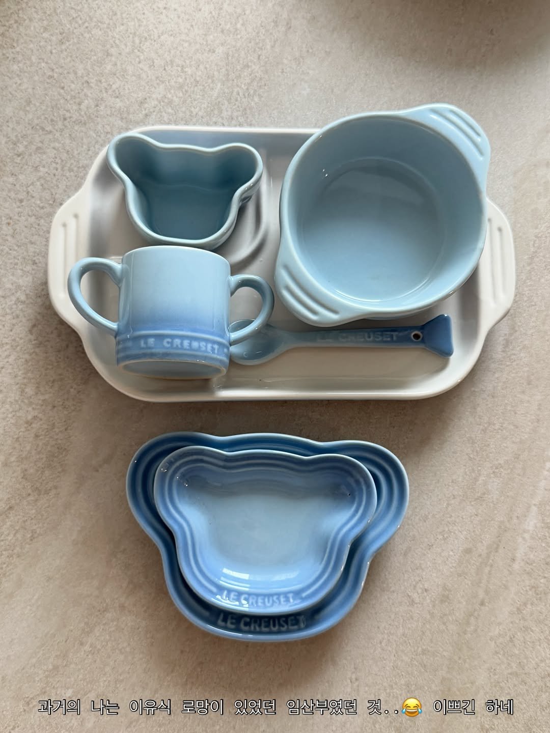 Photo by 유치치 on March 02, 2026. May be an image of coffee cup, plate rack, chinaware, measuring cups, tableware and text that says 'LE CREMSET LEGREUSET LE SREUSEL 과거의 나는 이유식 로망이 있었던 임산부였던 임산부였던것.. 것. 이쁘긴 하네'.