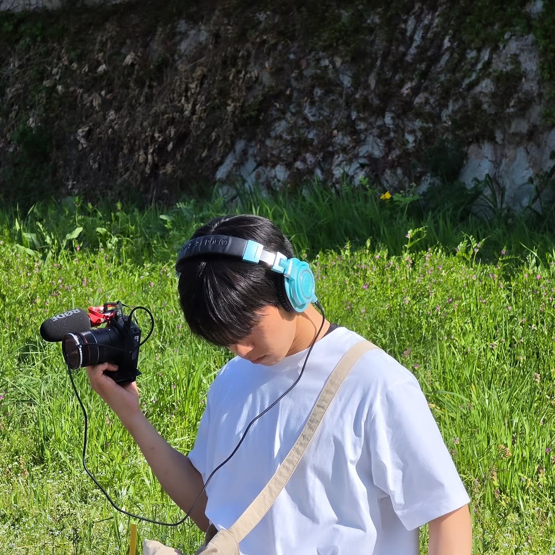 Photo by 남자애 l CHILD B on April 16, 2026. May be an image of phone, portable cassette player, camera, camcorder, grass and text.