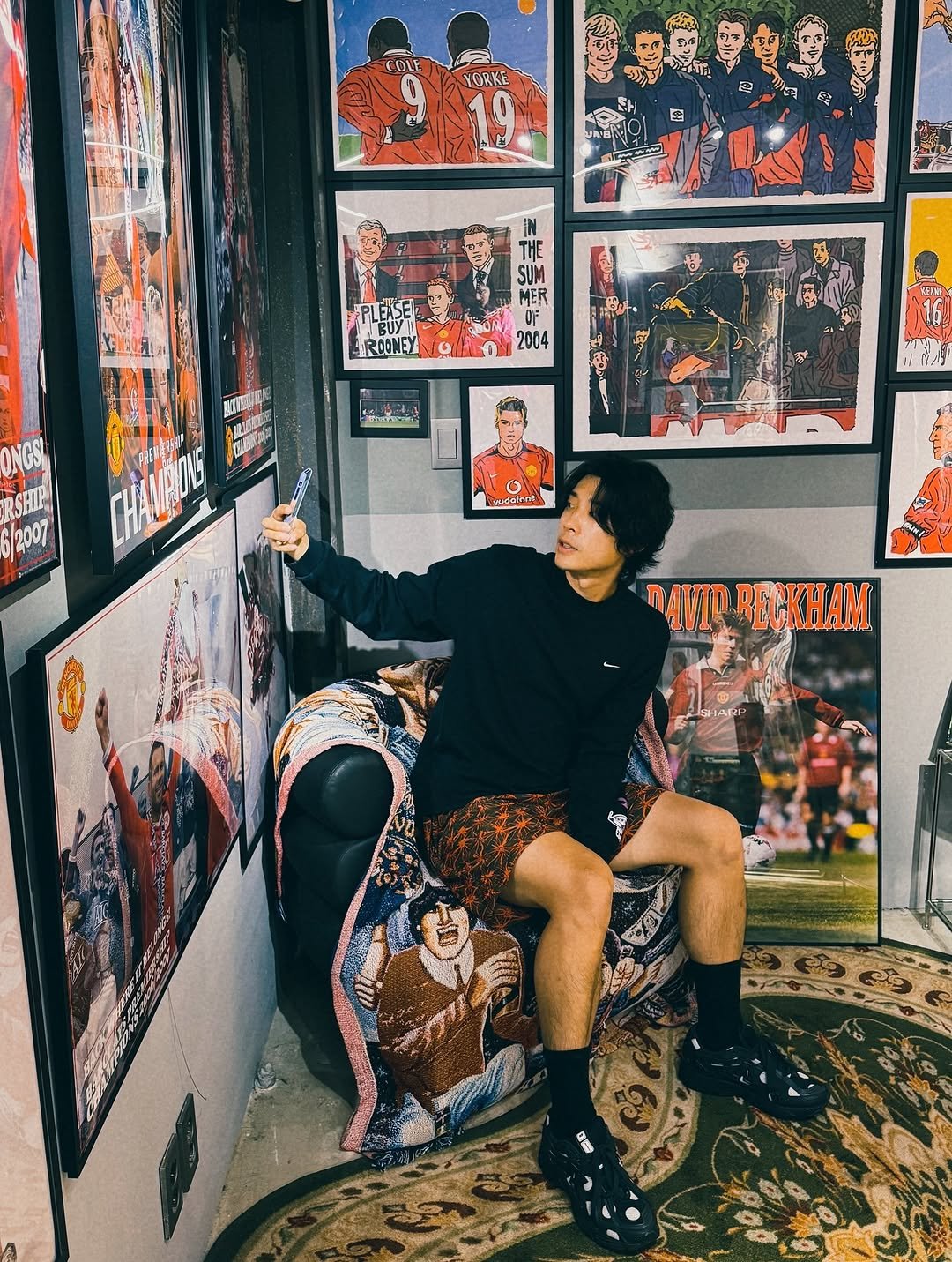 Photo by 치무이90 | 아마추어 케이리거(K7) on June 17, 2025. May be an image of turtleneck, poster, shorts, sweatpants and text that says 'COVE YORKE 12 THE MER ROONEY 2004 VEIKE 16 T 2007 O Ewdatar DAVI RECKHAM'.