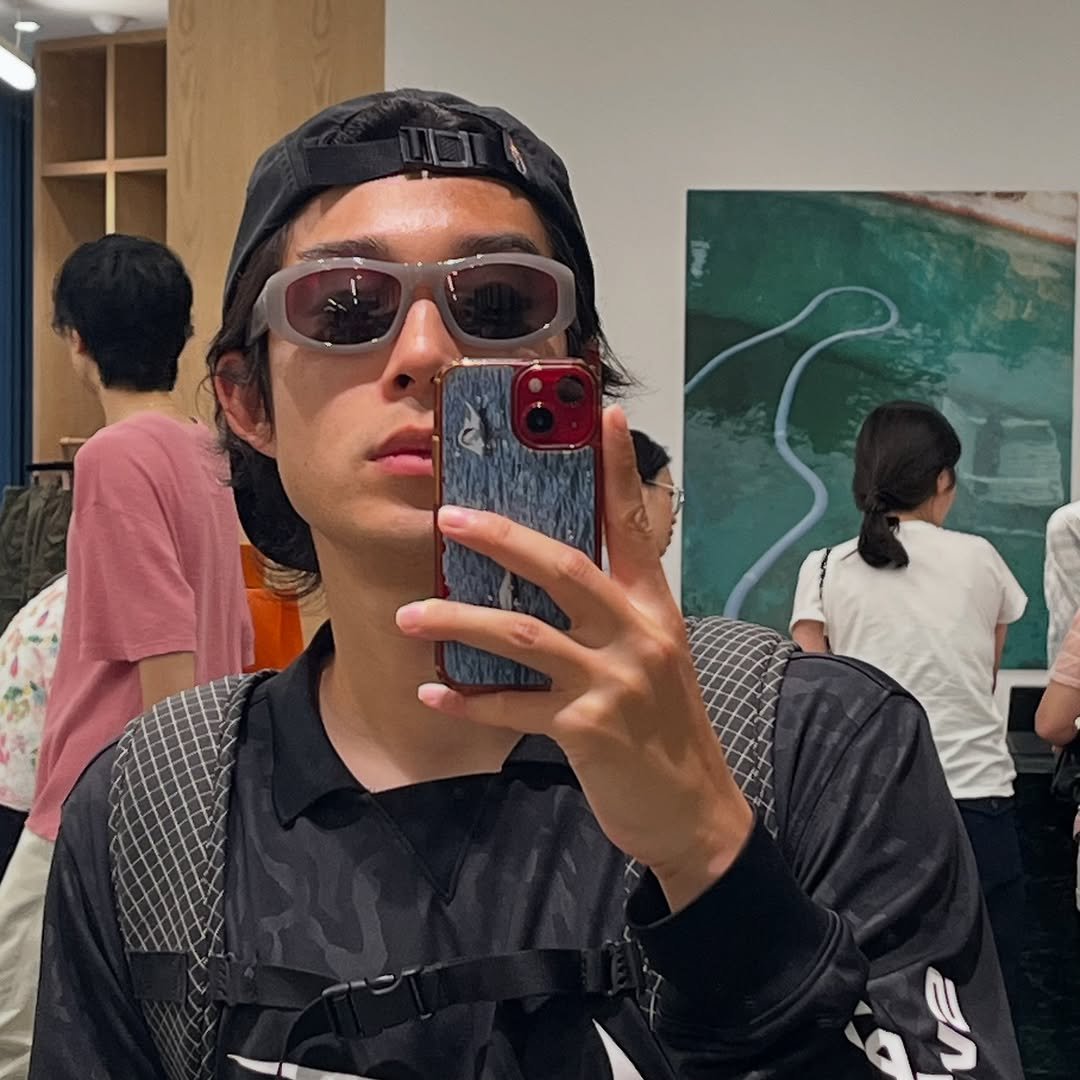 Photo by 치무이90 | 아마추어 케이리거(K7) on June 08, 2025. May be a selfie of one or more people, hair, phone, hat, sunglasses and mirror.