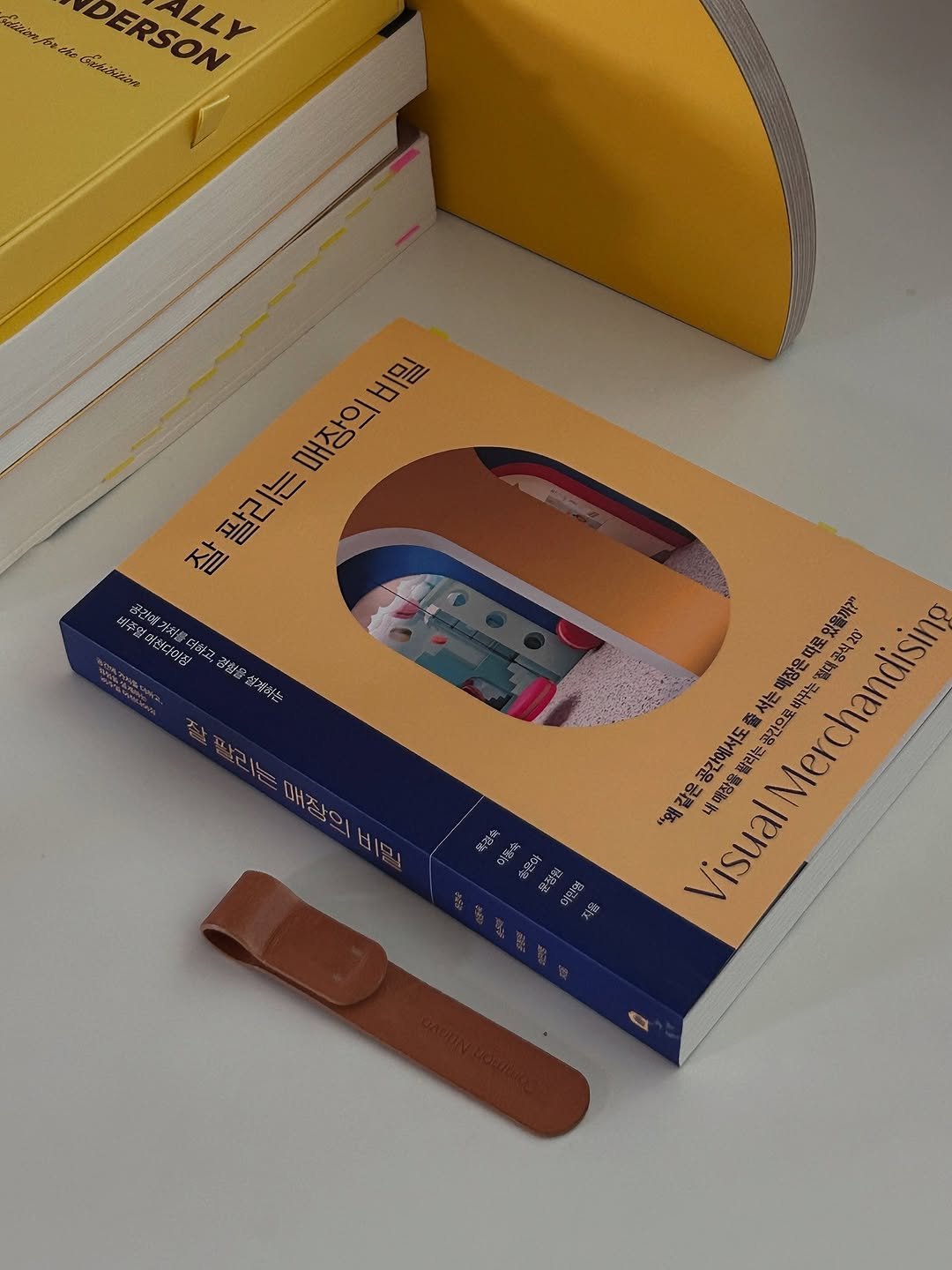 Photo shared by 클로이 서재 | 잡식성 독서가 on August 17, 2025 tagging @ziummedia. May be an image of matchbook, chocolate bar, sharpener, ruler, stapler, book, bandage, carton and text that says 'D cefdicine ERSON ALLY 비밀 매상의 잘 팔리는 낱리는 비주열씨현디어집 성 동건에가지 មខ 2함유 益端うを ジ ቤ 있을까? .장은 따로 철대공식20 서는 공간에서도 /isualMerchandisino 공긴으로 공으로바구는 바구는 팔릭는 "왜 "왜같은 같은 내때장을 Isual 매장이비밀 비코 ΗΣΙΟ 银善介 安ま! 茶物 不龍'.