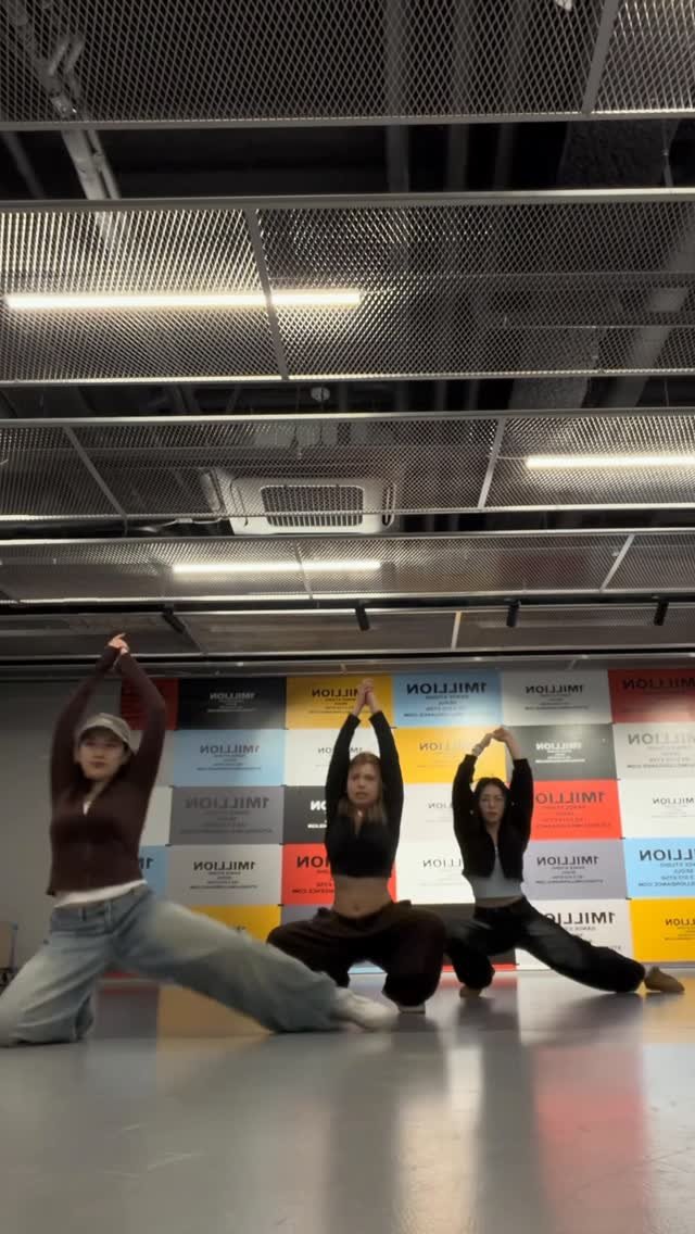 chloeslayde 게시물 이미지: TRIOOO 
Dc: sandromoves on tt

#dance #reels...