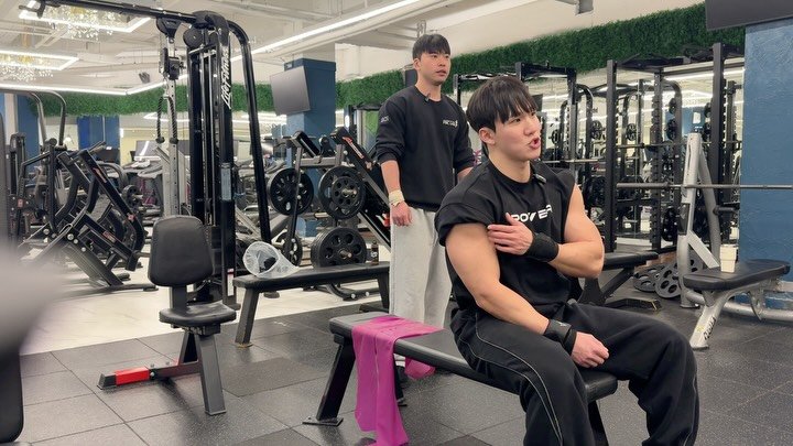 cho1maru 게시물 이미지: 가슴운동 모음집 따라하면 왕가슴 가능
.
1. 인클라인 100kg x 20 
2....