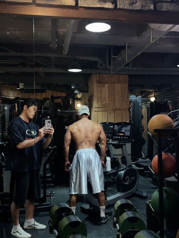 cho1maru 게시물 이미지: 데드 200키로 몸풀기 후 
.
등 포징 개선 완료
.
레슨생과 파트너 운동 1시반...