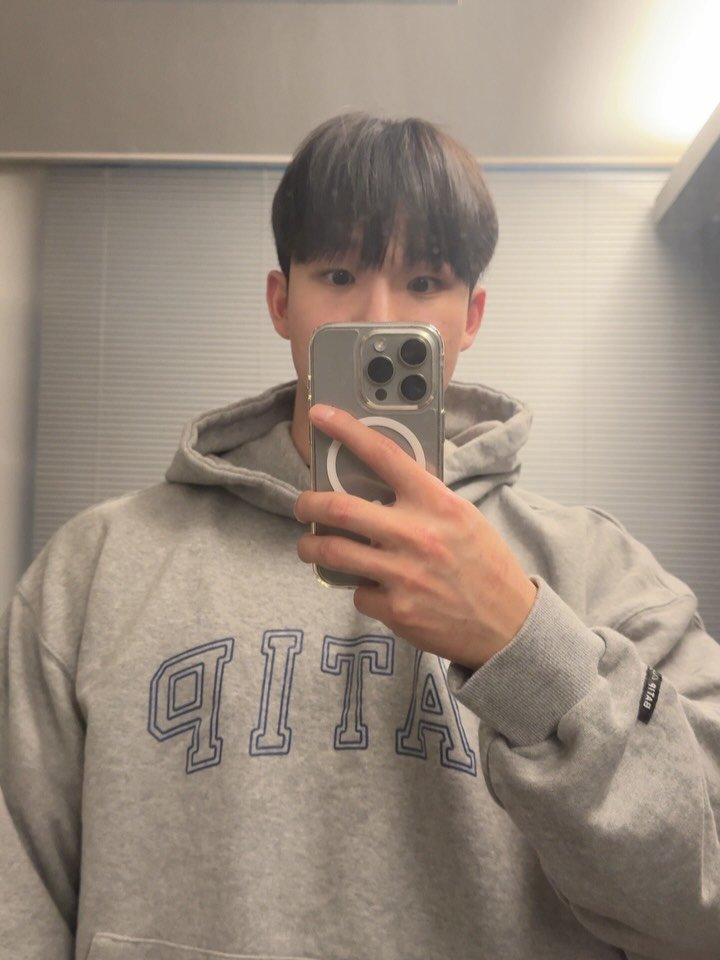 cho1maru 게시물 이미지: 벤치프레스는 가슴운동에서 쓰레기라고?
.
그럼 내가 아는 왕가슴들은 왜 다 벤치...