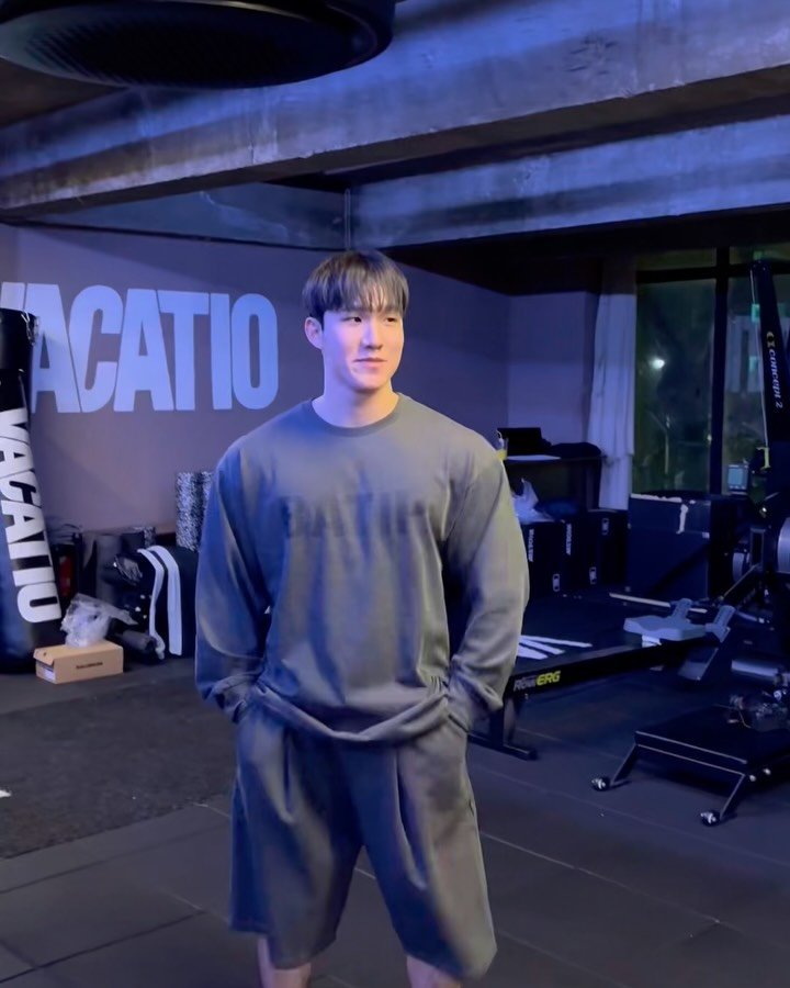 cho1maru 게시물 이미지: 바팁 신제품 촬영 완료 
연기하기 힘들어서 셀프 싸다구
.
편하게 찰영하게 해주셔서...