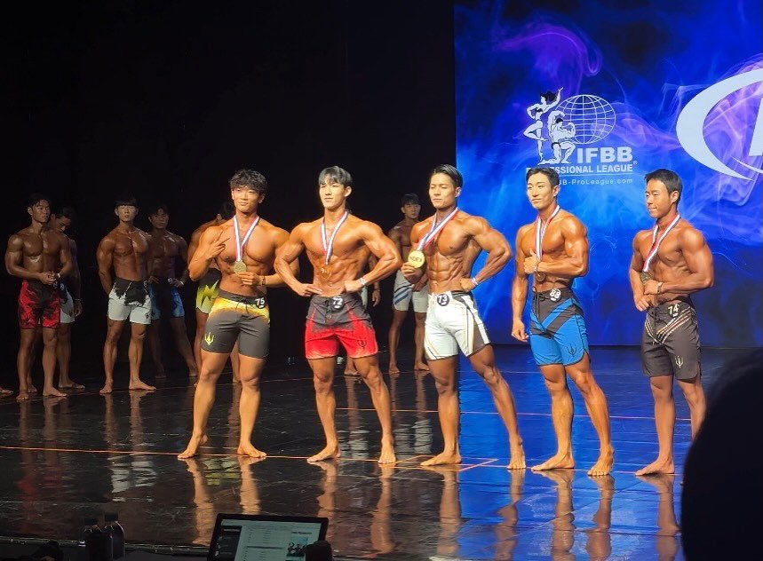 Photo by 최마루 in Paju. May be an image of one or more people, people bodybuilding and text that says 'PIFBB SSIONAL LEAGUE -Proleague.co JB-ProLeague.com pr 경용 75'.