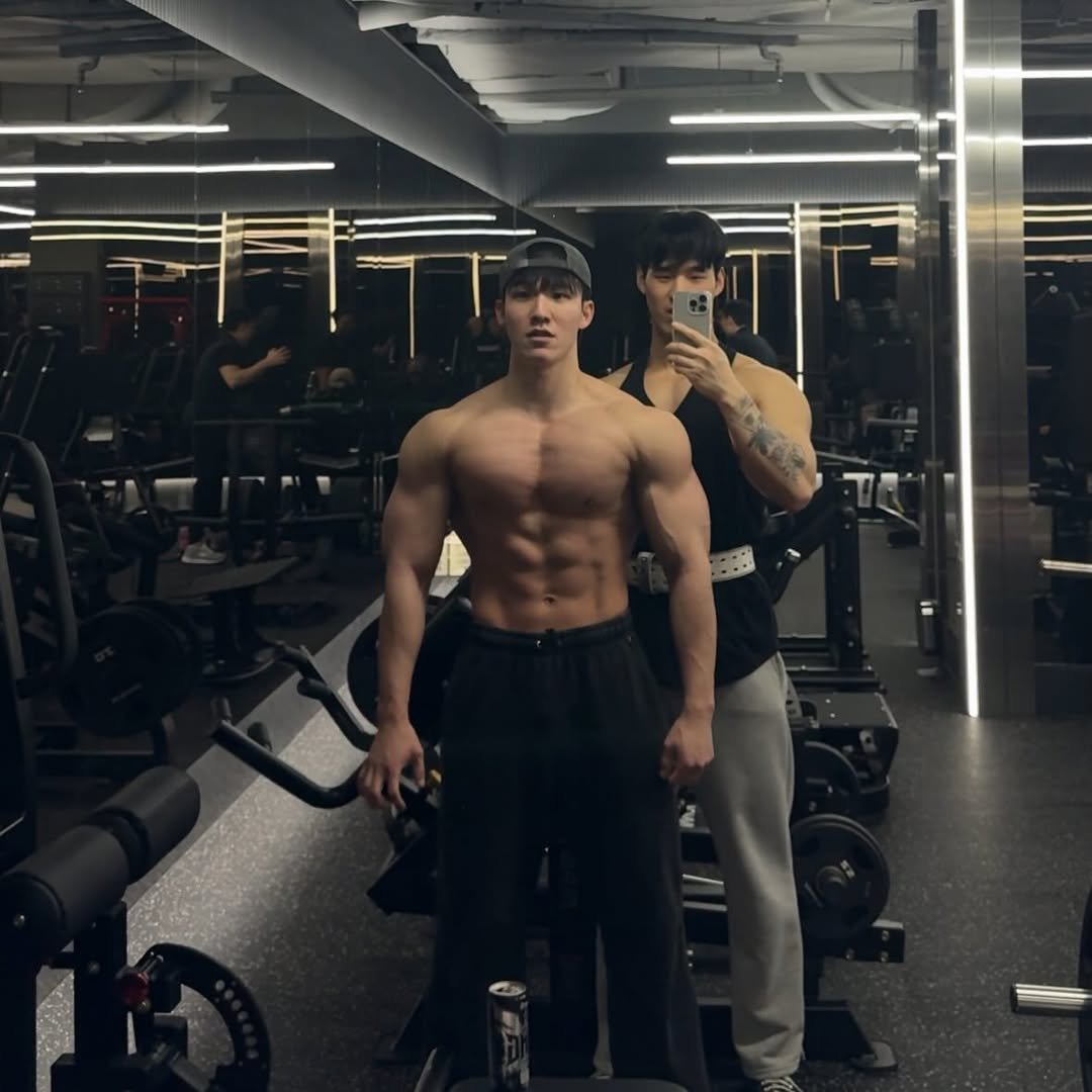 Photo by 최마루 on March 30, 2026. May be an image of one or more people, biceps, people bodybuilding, mirror and text.
