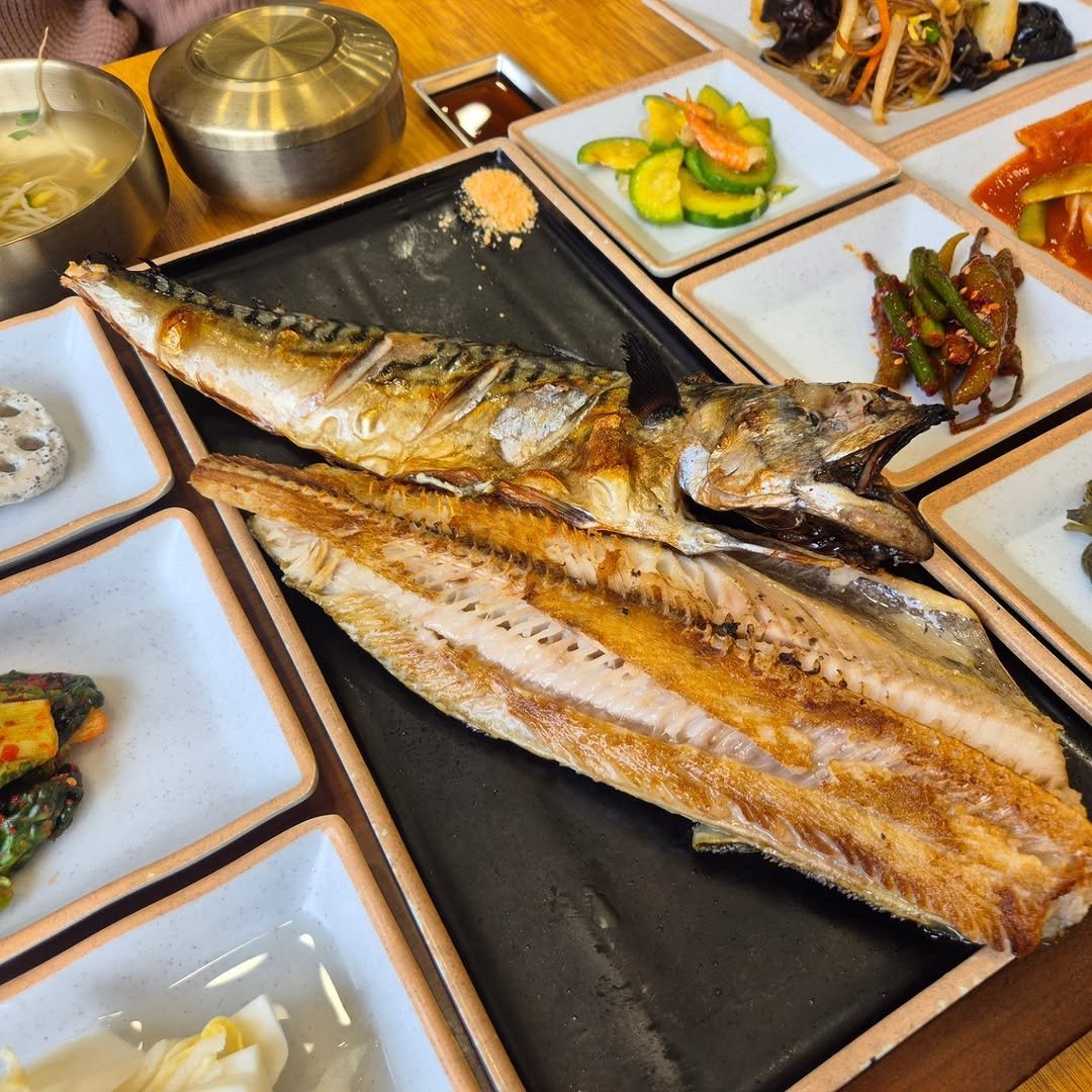 Photo by ♡초코슈슈 on February 08, 2026. May be an image of fish, anchovies, sardine and text.