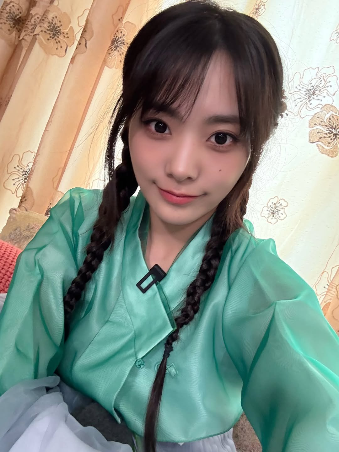 Photo shared by 쵸가 너무 좋지혜 on November 10, 2025 tagging @siyo.co.kr. May be an image of one or more people, braids, top and text.