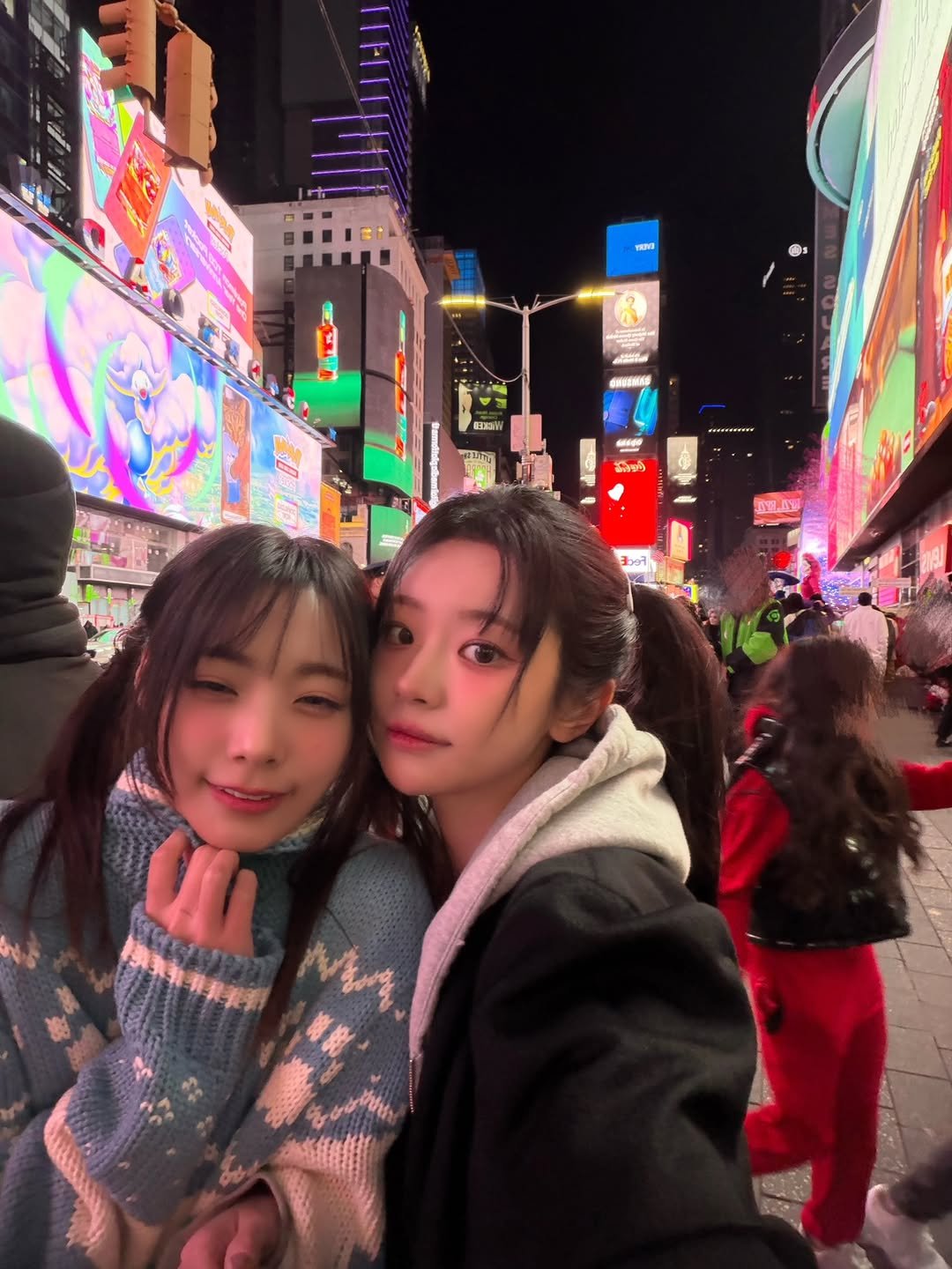 Photo shared by 쵸가 너무 좋지혜 on November 10, 2025 tagging @choda._.n, and @siyo.co.kr. May be a selfie of one or more people, Times Square, night and text.