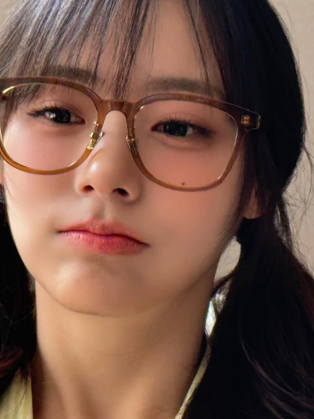 Photo shared by 쵸가 너무 좋지혜 on November 10, 2025 tagging @siyo.co.kr. May be a closeup of one or more people, bangs, eyeglasses and text.