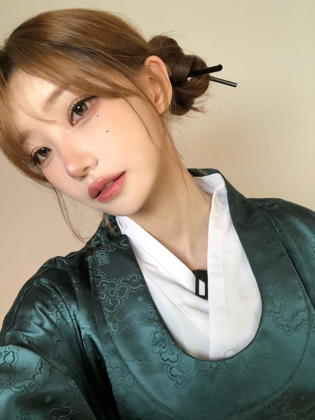 Photo shared by 쵸가 너무 좋지혜 on February 17, 2026 tagging @magenta_6262. May be an image of one or more people, hair and text.