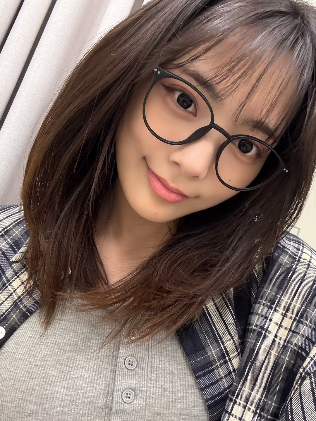 Photo shared by 쵸가 너무 좋지혜 on September 29, 2025 tagging @siyo.co.kr. May be a selfie of 1 person, bangs, eyeglasses and text.