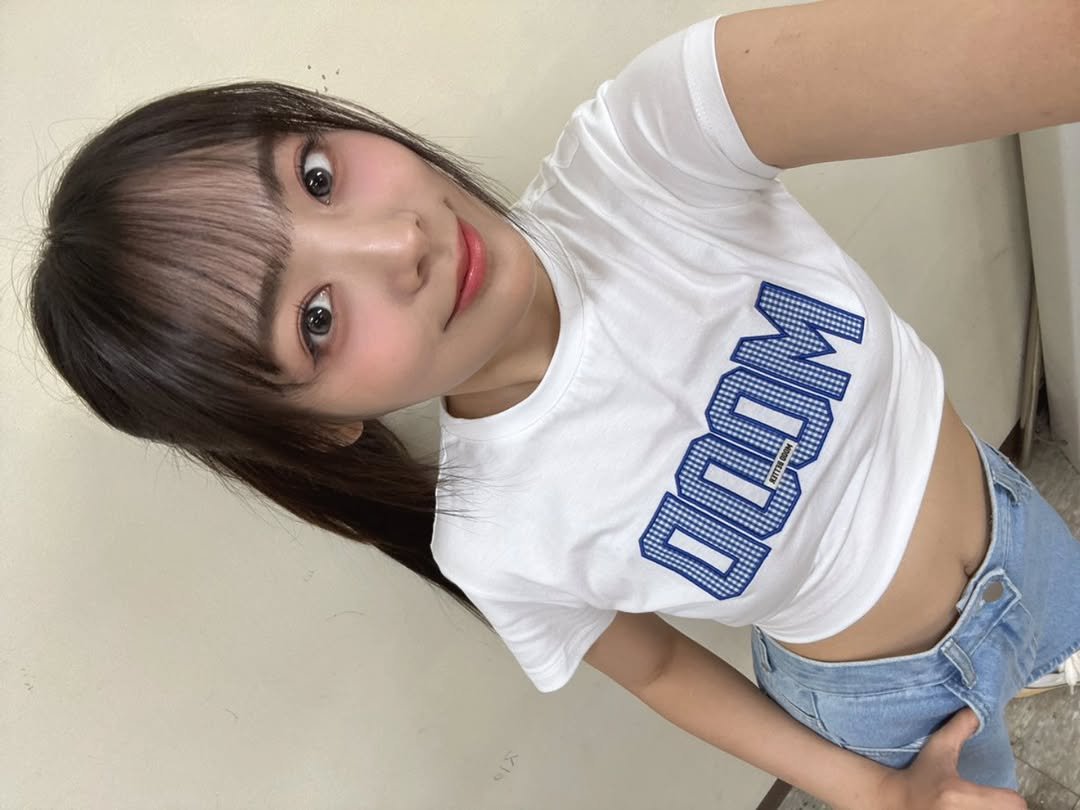 Photo shared by 쵸가 너무 좋지혜 on September 30, 2025 tagging @siyo.co.kr. May be an image of 1 person, bangs, top and text that says '0OOM'.